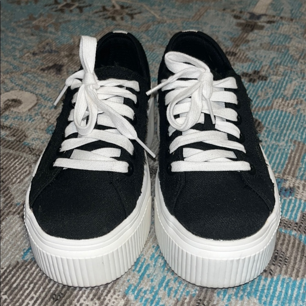 Platform tennis shoes